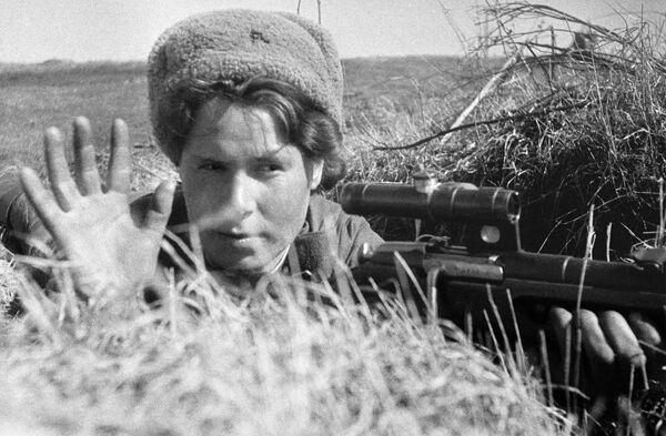 İlk pusuda beş düşman askeri öldüren kadın keskin nişancı, 1944. - Sputnik Türkiye