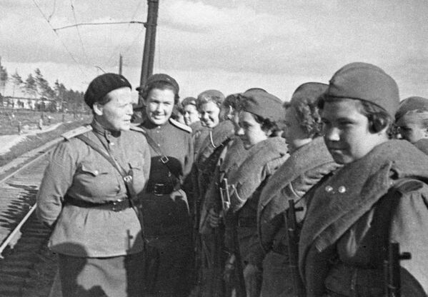 Nazi Almanyası, Sovyetler Birliğini işgal ettiğinde yüz binlerce kadın da Kızıl Ordu’nun bir parçası olmak ve cephede savaşmak istedi. İçlerinden 2 bini keskin nişancı olarak eğitildi. - Sputnik Türkiye