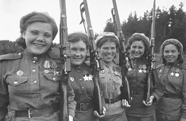 2. Baltık Cephesinde savaşan bir grup kadın keskin nişancı. Soldan sağa: Nina Lobkovskaya, Lyubov Makarova, Şura Vinogradova, Yulia Belousova ve Anna Nosova, 1944. - Sputnik Türkiye