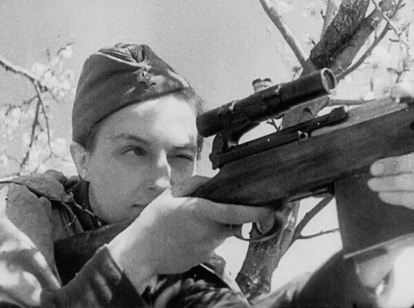 Kızıl Ordu&#x27;nun 25. Piyade Tümeni&#x27;nde görev alan 2. Dünya Savaşının en tanınmış kadın keskin nişancısı Ludmila Pavliçenko, 1942. - Sputnik Türkiye