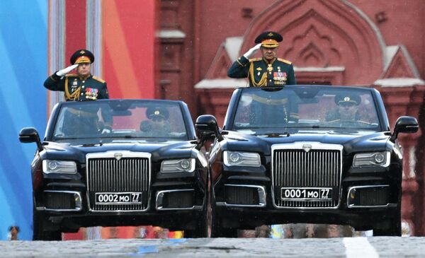 Geçit törenine başkanlık eden Kara Kuvvetleri Komutanı Oleg Salyukov’u karşılayan Savunma Bakanı Sergey Şoygu, Rus üretimi &#x27;Aurus&#x27; marka limuzinin üstü açık modelinde ayakta durarak geçit törenine katılan tüm askerlerini selamladı. Şoygu, daha sonra askeri geçit töreninin hazır olduğunu Rusya’nın Başkomutanı Vladimir Putin’e duyurarak törenin başladığını ilan etti. - Sputnik Türkiye