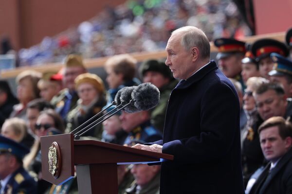 Geçit töreninde konuşan Rusya Devlet Başkanı Vladimir Putin, tüm Rus ordusunun 9 Mayıs Zafer Günü’nü kutlarken, 1945 yılında alınan bu zaferin faşizme karşı alınan büyük bir zafer olduğunu ifade etti. - Sputnik Türkiye