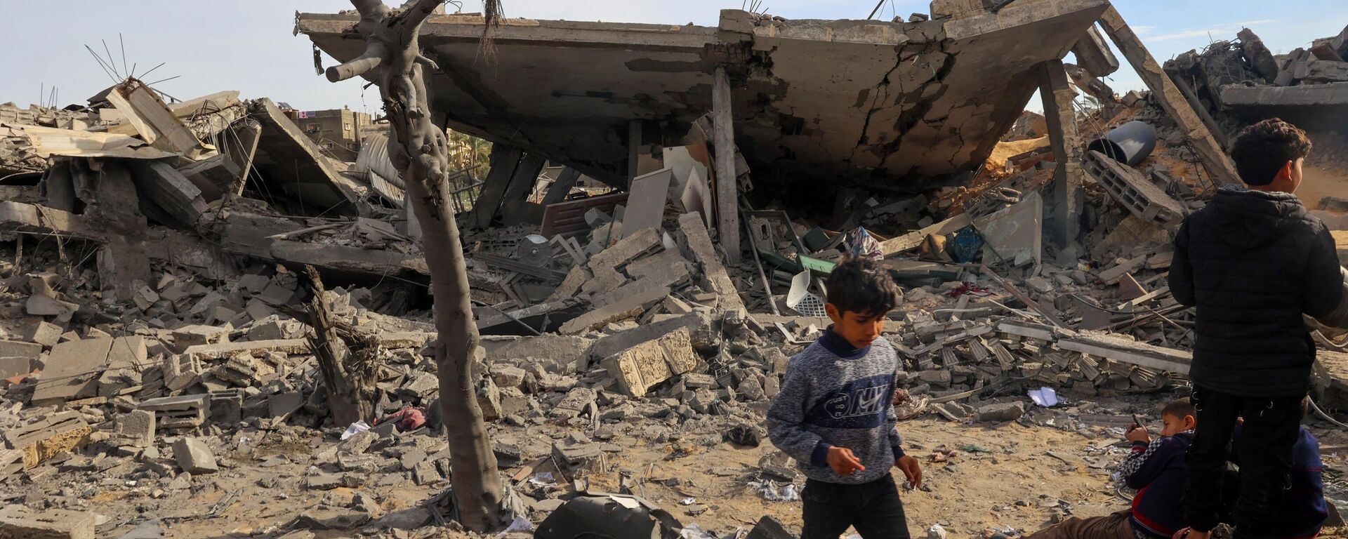 Children play in the rubble of a damaged building where two hostages were reportedly held before being rescued during an operation by Israeli security forcess in Rafah, on the southern Gaza Strip on February 12, 2024, amid ongoing battles between Israel and the militant group Hamas - Sputnik Türkiye, 1920, 11.05.2024