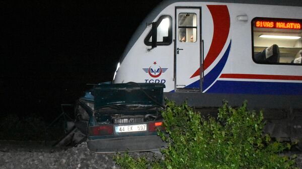 Malatya'da feci kaza: Trenin altında kalan otomobilin sürücüsü hayatını kaybetti - Sputnik Türkiye