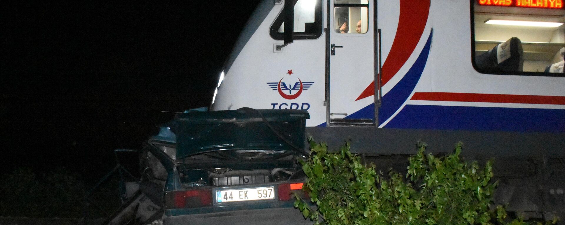 Malatya'da feci kaza: Trenin altında kalan otomobilin sürücüsü hayatını kaybetti - Sputnik Türkiye, 1920, 12.05.2024