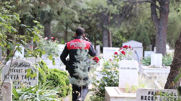 Mezarlıkta esrarengiz olay: Bebek ağlama sesi duyduğunu iddia eden kadın polise haber verdi - Sputnik Türkiye