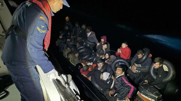 İzmir'in Urla ve Foça ilçesi açıklarında yasa dışı yollarla yurt dışına çıkmak isteyen 32'si çocuk 160 düzensiz göçmen ve 1 göçmen kaçakçısı Sahil Güvenlik ekiplerince yakalandı. Öte yandan Foça ilçesi açıklarında motor arızası nedeniyle sürüklenen ve içerisinde 18'i çocuk 26 göçmenin bulunduğu lastik bot da Sahil Güvenlik ekiplerince kurtarıldı. - Sputnik Türkiye