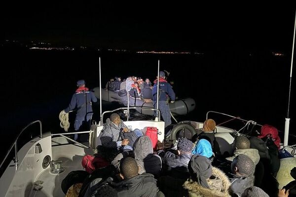İzmir'in Urla ve Foça ilçesi açıklarında yasa dışı yollarla yurt dışına çıkmak isteyen 32'si çocuk 160 düzensiz göçmen ve 1 göçmen kaçakçısı Sahil Güvenlik ekiplerince yakalandı. Öte yandan Foça ilçesi açıklarında motor arızası nedeniyle sürüklenen ve içerisinde 18'i çocuk 26 göçmenin bulunduğu lastik bot da Sahil Güvenlik ekiplerince kurtarıldı. - Sputnik Türkiye