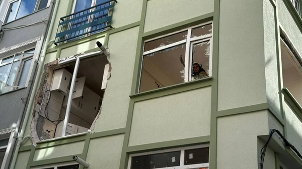 Beşiktaş'ta 5 katlı binada doğalgaz patlaması meydana geldi - Sputnik Türkiye
