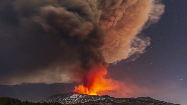 Дым поднимается от вулкана Этна, Сицилия, южная Италия - Sputnik Türkiye
