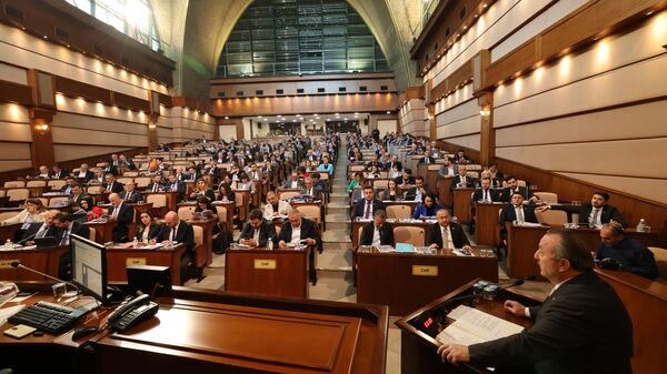 İstanbul Büyükşehir Belediye (İBB) Meclisinde, özel halk otobüslerinin 3 ay gecikmeli aldığı hak edişleri tartışıldı. İBB Meclisi mayıs ayı dördüncü toplantısı, Meclis 1. Başkanvekili Nuri Aslan başkanlığında Saraçhane'deki belediye binasında gerçekleştirildi.
 - Sputnik Türkiye
