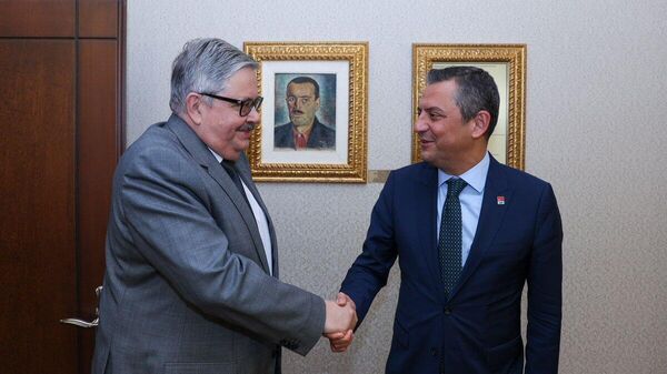 Rusya'nın Ankara Büyükelçisi Yerkov CHP lideri Özgür Özel'i ziyaret etti - Sputnik Türkiye