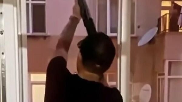  İstanbul Zeytinburnu'nda evinin penceresinden pompalı tüfekle havaya ateş ettiği görüntülerini sosyal medyada paylaşan şüpheli gözaltına alındı. - Sputnik Türkiye