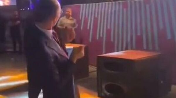 Ankara'nın Etimesgut Belediye Başkanı Erdal Beşikçioğlu'nun sanatçı Melek Mosso'nun şarkı söylediği esnada yaptığı dans hareketleri ile sosyal medyada gündem oldu. - Sputnik Türkiye