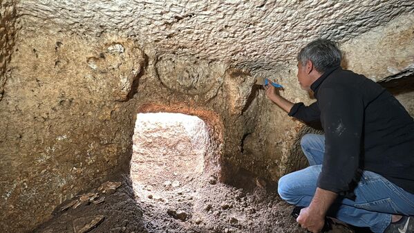 Bu kapsamda yapılan çalışmalar neticesinde roma dönemine ait oda mezara rastlanıldı. - Sputnik Türkiye