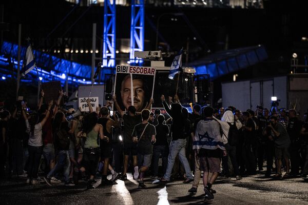 Protestoların merkezi, on binlerce İsraillinin akşam saatlerinde toplandığı başkent Tel Aviv&#x27;de yer alan, Netanyahu hükümetinin yargı düzenlemelerine karşı yapılan gösterilerde sembolleşen, polisin demir bariyerlerle kapattığı Kaplan Caddesi oldu. - Sputnik Türkiye