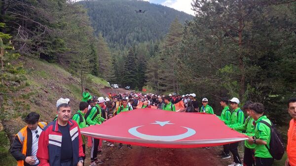 Çorum'un İskilip ilçesinde 60 metrelik Türk bayrağı ile ormanda 4 kilometre gençlik yürüyüşü yaptı - Sputnik Türkiye