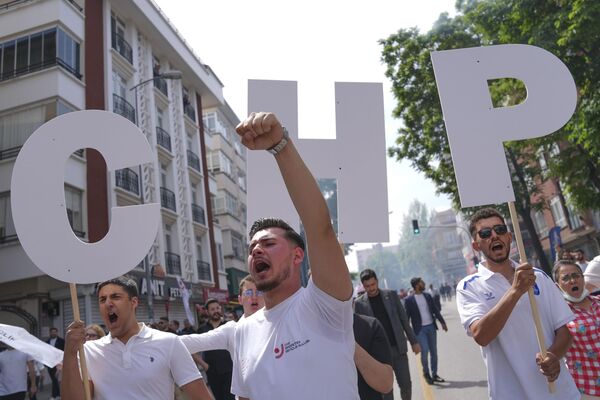 CHP Genel Başkanı Özgür Özel, partisinin gençlik kolları tarafından düzenlenen 'Büyük Gençlik Yürüyüşü' kapsamında Anıtkabir'e yürüdü. - Sputnik Türkiye