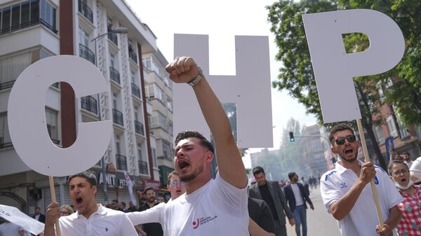 CHP Genel Başkanı Özgür Özel, partisinin gençlik kolları tarafından düzenlenen 'Büyük Gençlik Yürüyüşü' kapsamında Anıtkabir'e yürüdü. - Sputnik Türkiye