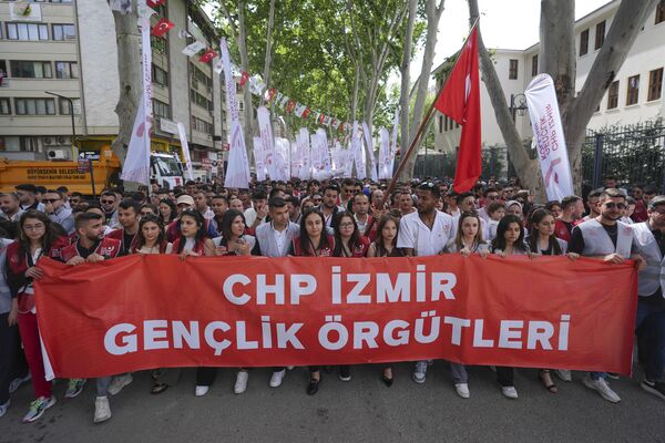 CHP Genel Başkanı Özgür Özel, partisinin gençlik kolları tarafından düzenlenen 'Büyük Gençlik Yürüyüşü' kapsamında Anıtkabir'e yürüdü. - Sputnik Türkiye