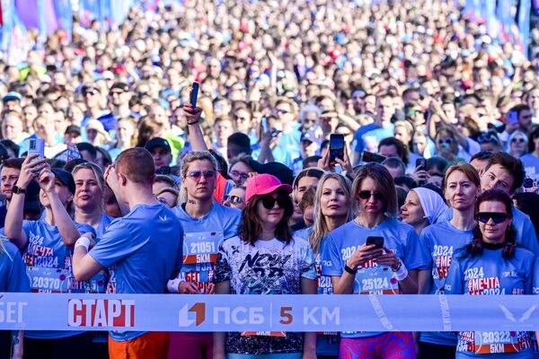Rusya'nın birçok kentinde 2017'den bu yana düzenlenen 'Rusya Yarı Maratonu' kapsamında, Türkiye'nin Moskova Büyükelçiliği ve  Moskova Yunus Emre Enstitüsünün (YEE) organizasyonuyla 19 Mayıs  Atatürk'ü Anma, Gençlik ve Spor Bayramı dolayısıyla gerçekleştirilen  koşuya Türk vatandaşları katıldı. - Sputnik Türkiye