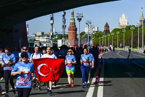 Bilgiç,  Tam 105 yıl önce, belki de bu saatlerde Ulu Önder Mustafa Kemal  Atatürk, Samsun'a ayak basarak istikbalimiz ve istiklalimiz için milli  mücadelemizi başlattı. Biz de bundan 105 sene sonra 19 Mayıs Atatürk'ü  Anma Gençlik ve Spor Bayramı'nı Moskova'daki gençlerle birlikte 5  kilometre koşarak kutladık ve Atatürk'ü andık dedi. - Sputnik Türkiye