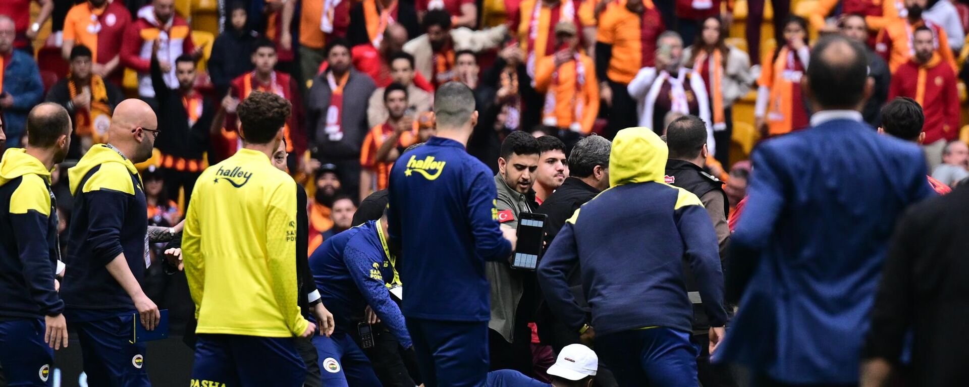 Trendyol Süper Lig'in 37. haftasında Galatasaray ile Fenerbahçe arasında oynanacak derbi müsabakası öncesinde oyuncular arasında gerginlik yaşandı. ( Abdulhamid Hoşbaş - Anadolu Ajansı ) - Sputnik Türkiye, 1920, 19.05.2024