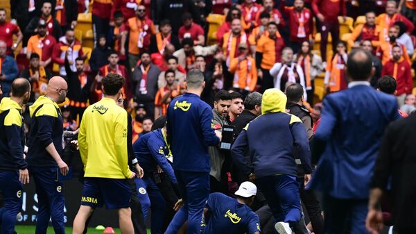 Trendyol Süper Lig'in 37. haftasında Galatasaray ile Fenerbahçe arasında oynanacak derbi müsabakası öncesinde oyuncular arasında gerginlik yaşandı. ( Abdulhamid Hoşbaş - Anadolu Ajansı ) - Sputnik Türkiye