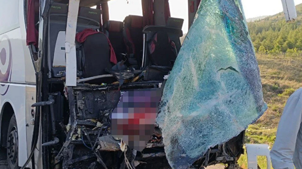 Afyonkarahisar’da yolcu otobüsüyle kamyonet çarpıştı: Çok sayıda yaralı var - Sputnik Türkiye