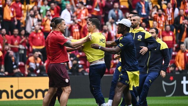 Trendyol Süper Lig'in 37. haftasında Galatasaray ile Fenerbahçe arasında oynanacak derbi müsabakası öncesinde oyuncular arasında gerginlik yaşandı. - Sputnik Türkiye