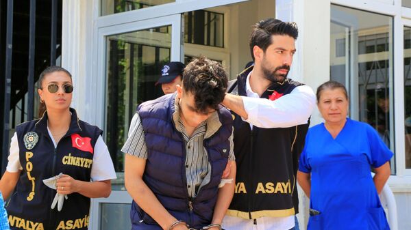Antalya'da alacak verecek meselesi yüzünden sevgilisine ait cüzdanına el koyup tokat attığı gerekçesiyle arkadaşını tabancayla vurarak öldürdü - Sputnik Türkiye