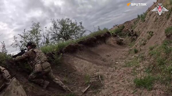 Rus askerlerin Ukrayna ordusunun mevzisine hücumu aksiyon kamerasına yansıdı - Sputnik Türkiye