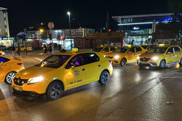 Bursa'da taksiciler  meslektaşları için konvoy yaptı - Sputnik Türkiye