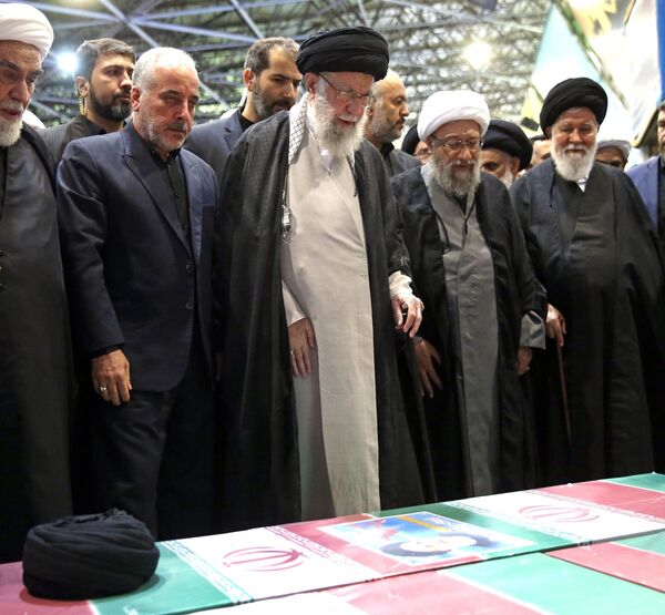 Tahran Üniversitesi yerleşkesindeki cenaze namazını İran lideri Ayetullah Ali Hamaney kıldırdı. - Sputnik Türkiye