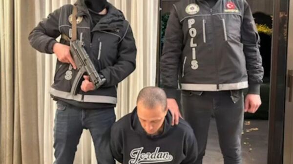 Interpol kırmızı bülteniyle aranan yabancı uyruklu 2 şahıs İstanbul’da yakalandı - Sputnik Türkiye