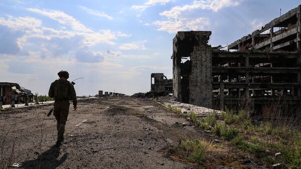 Военнослужащий ВС ДНР на территории разрушенного аэропорта Донецка - Sputnik Türkiye
