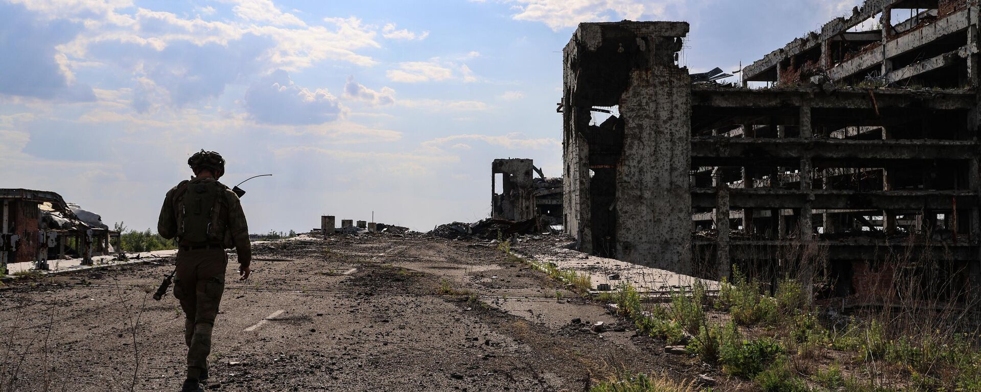 Военнослужащий ВС ДНР на территории разрушенного аэропорта Донецка - Sputnik Türkiye, 1920, 23.05.2024