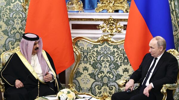 Президент Владимир Путин встретился с королем Бахрейна Хамадом Бен Исой Аль Халифой - Sputnik Türkiye