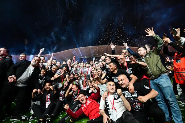 Ziraat Türkiye Kupası'nın sahibi Beşiktaş kupasını aldı - Sputnik Türkiye