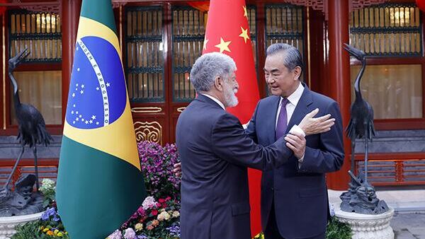 王毅会见巴西总统首席特别顾问阿莫林 - Sputnik Türkiye