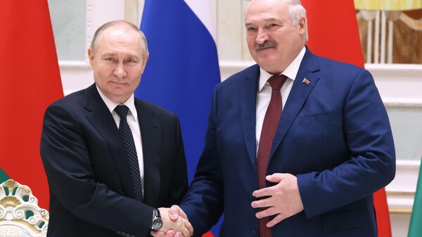 Putin ve Lukaşenko Minsk'te bir araya geldi - Sputnik Türkiye