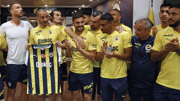 Devre arası transfer döneminde Fenerbahçe'ye katılan ve aktif futbolculuk kariyerini yarın noktalayacak olan İtalyan savunma oyuncusu Leonardo Bonucci'ye sarı-lacivertliler veda etti - Sputnik Türkiye