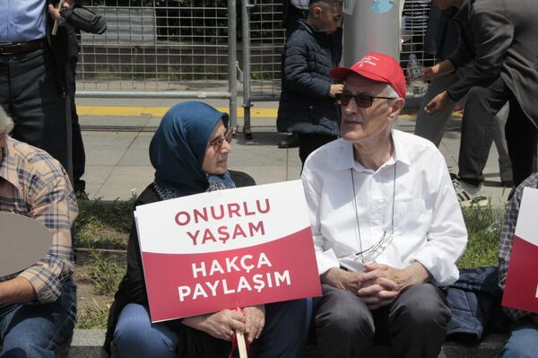 CHP lideri Özgür Özel Saat 14:00’da Ankara Tandoğan meydanında emeklilerle bir araya gelecek. - Sputnik Türkiye