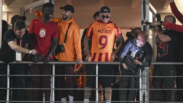 Galatasaray, şampiyonluğu taraftarıyla Florya'da kutladı: Icardi 'Ali Koç' yazılı forma giydi - Sputnik Türkiye