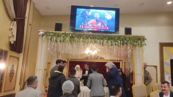 Ağrı'da düğün töreninde şampiyonluk coşkusu: Dev ekrana maç yansıtıldı - Sputnik Türkiye