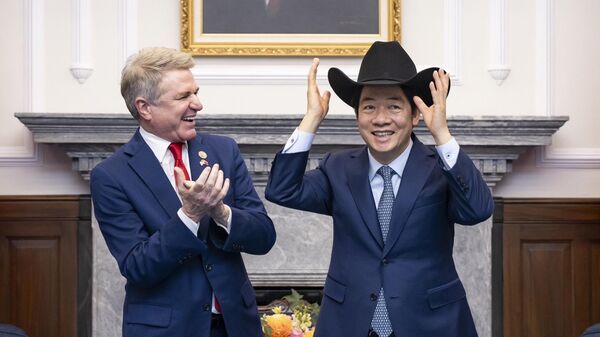 Tayvan lideri Lai Ching-te ABD Kongresi üyesi Michael McCaul ile - Sputnik Türkiye