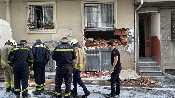 Esenler'de rögar patladı: Giriş katında bulunan dairenin duvarı yıkıldı - Sputnik Türkiye