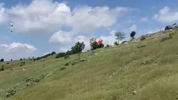 Ankara’da birbirine dolanan paraşütler yere çakıldı: 1 ölü 2 yaralı - Sputnik Türkiye