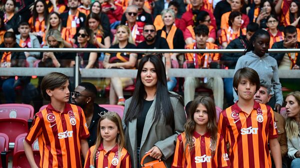 Kutlamaya Galatasaraylı futbolcu Mauro İcardi’nin Eşi Wanda Nara ve çocukları da katıldı. - Sputnik Türkiye