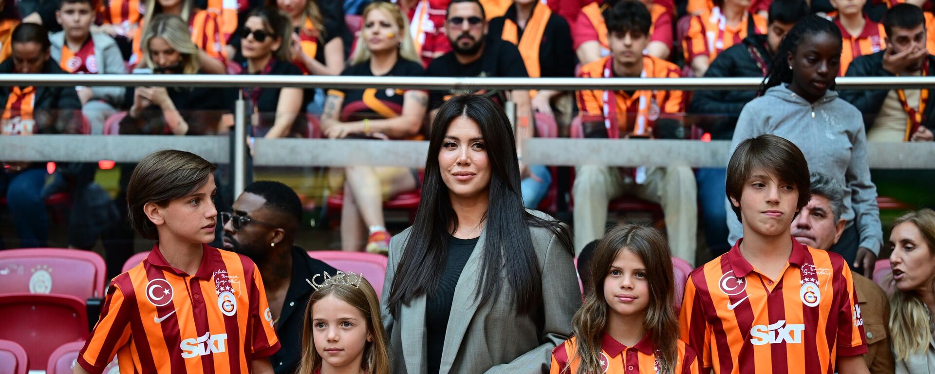 Kutlamaya Galatasaraylı futbolcu Mauro İcardi’nin Eşi Wanda Nara ve çocukları da katıldı. - Sputnik Türkiye, 1920, 07.12.2024